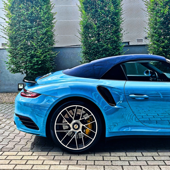 porsche 911 turbo s w kolorze miami blue i z przyciemnionymi szybami